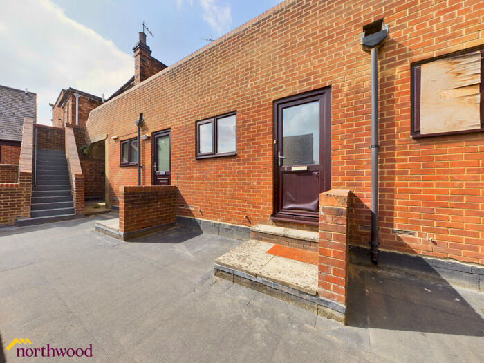 1 Bedroom Flat To Rent In Christchurch Court, Banbury, OX16