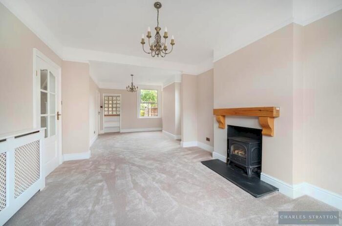 3 Bedroom Detached House To Rent In Kings Road, Romford, RM1