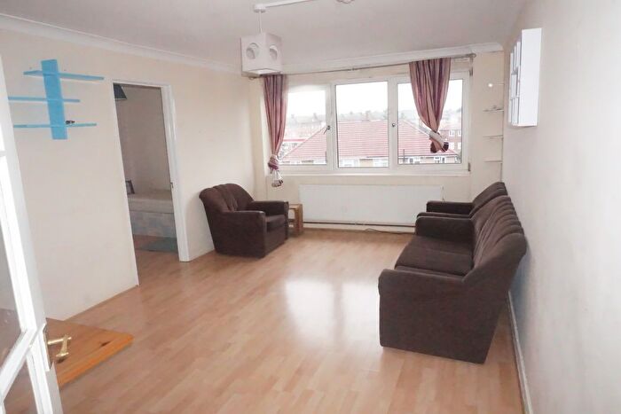 3 Bedroom Flat To Rent In Chichester Court, Stanmore, HA7