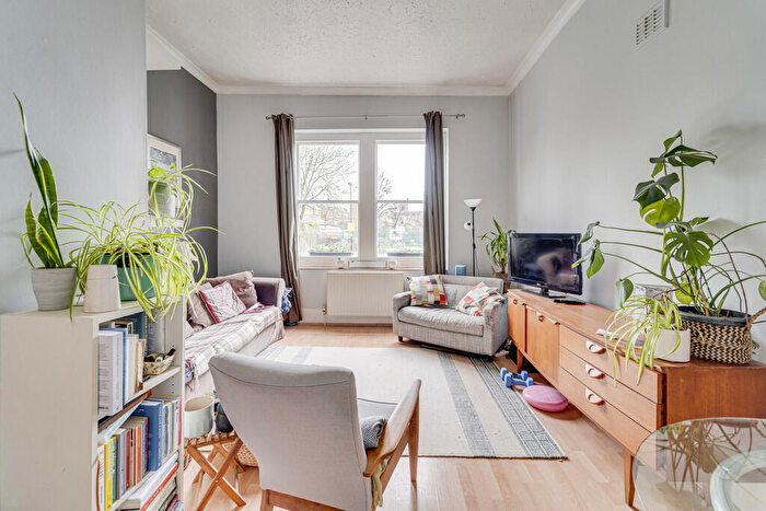 3 Bedroom Apartment To Rent In Queens Drive, Finsbury Park, N4