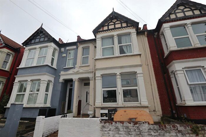3 Bedroom Flat To Rent In Milton Avenue, Westcliff-On-Sea, SS0