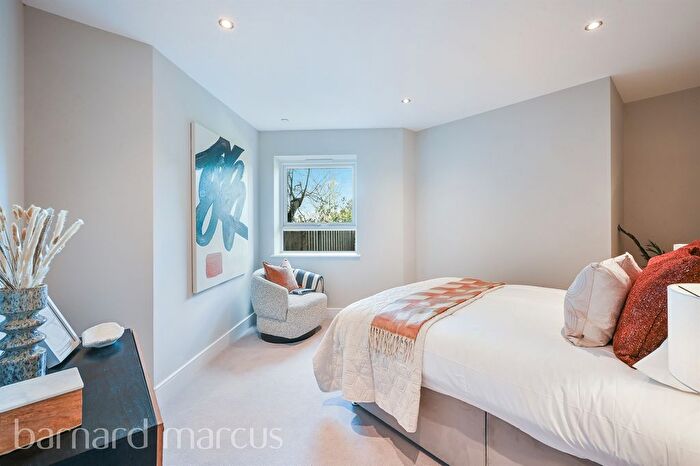 2 Bedroom Flat For Sale In Riddlesdown Road, Purley, CR8