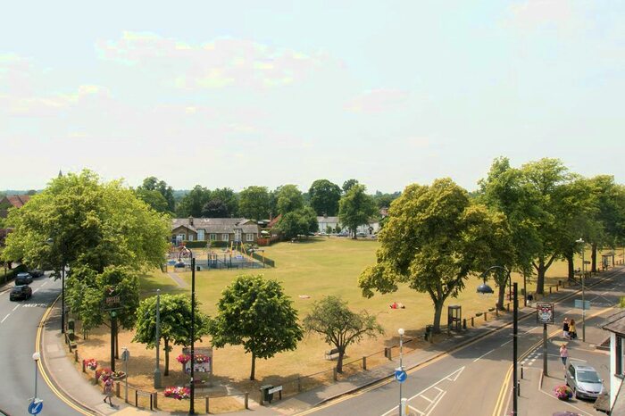 2 Bedroom Flat To Rent In Molesey Road, Hersham, Surrey, KT12