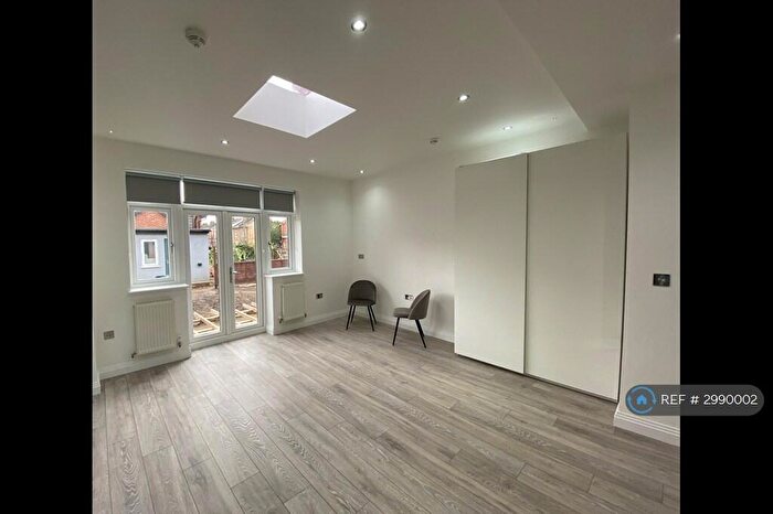 Studio To Rent In Friern Park, London, N12