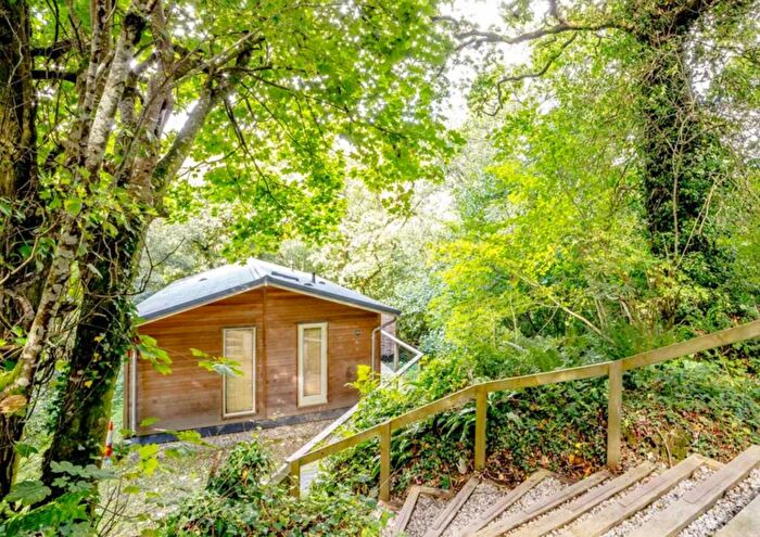 2 Bedroom Lodge For Sale In Stonerush Valley, Stonerush Lakes, Lanreath, Cornwall, PL13