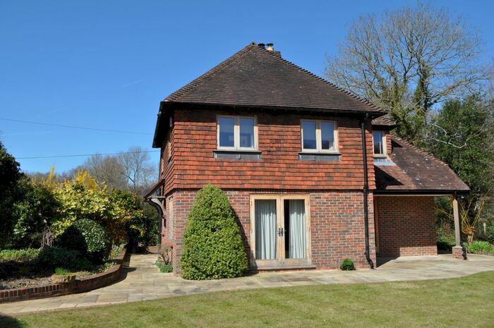 2 Bedroom Cottage To Rent In Smarts Hill, Tonbridge, TN11