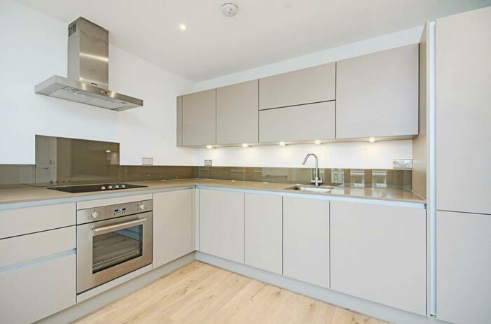 3 Bedroom Flat To Rent In Beechwood Road, Dalston, London, E8