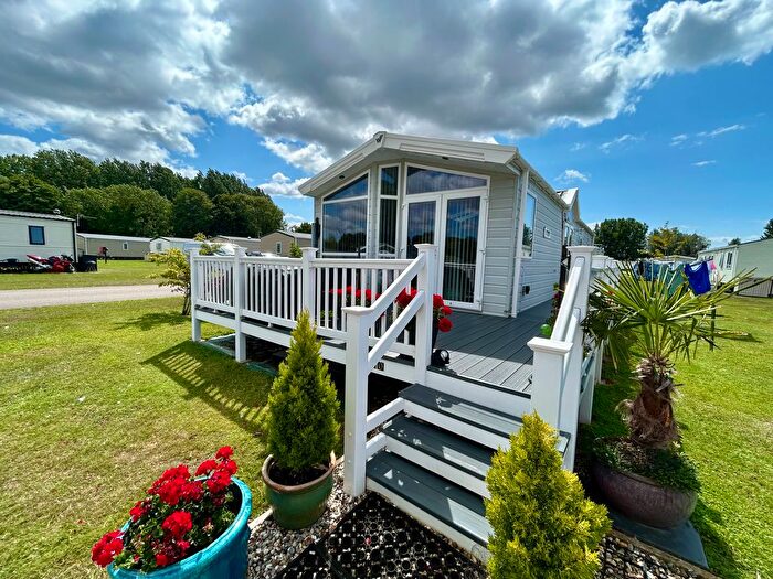 2 Bedroom Mobile/park Home For Sale In Essex Road, Hoddesdon, EN11