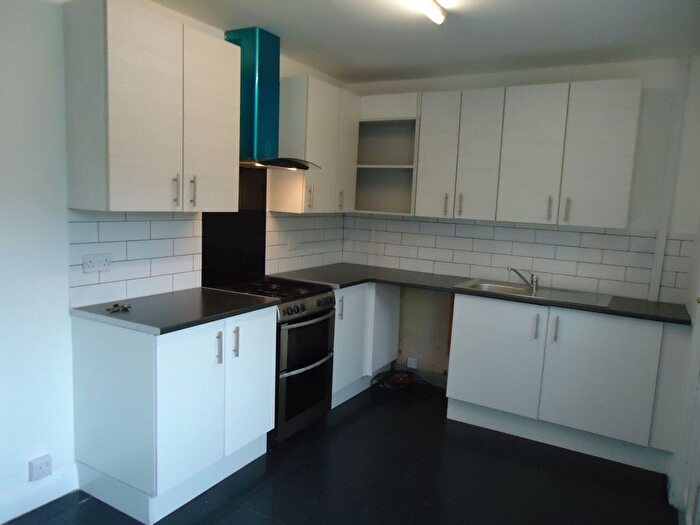 3 Bedroom Semi-Detached House To Rent In Parkside Mount, Beeston, LS11