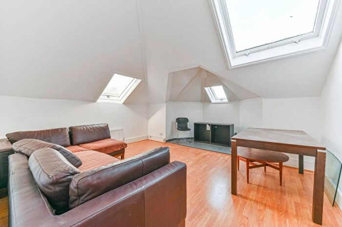 2 Bedroom Flat To Rent In Hermitage Road, Crystal Palace, London, SE19