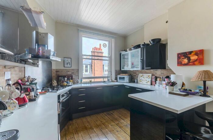 2 Bedroom Flat To Rent In Lurline Gardens, Battersea Park, London, SW11