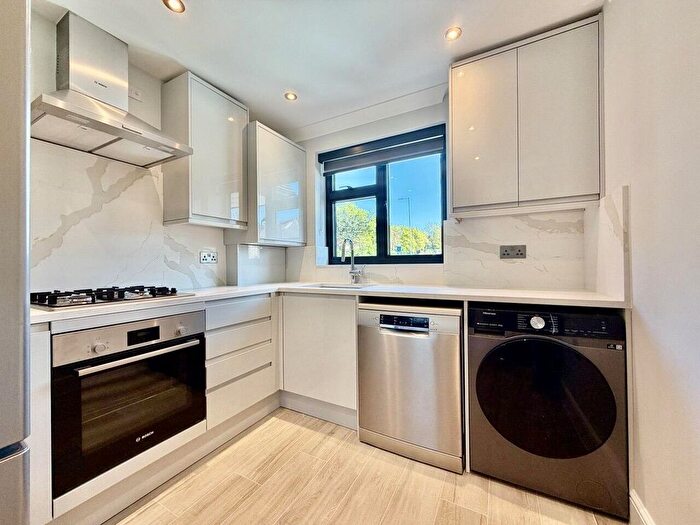 2 Bedroom Flat To Rent In Colindeep Gardens, Hendon, London, NW4