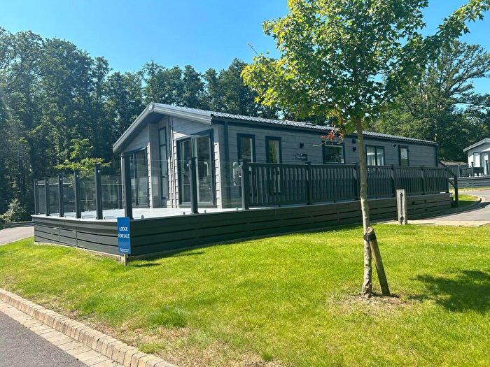 3 Bedroom Lodge For Sale In New Road, SP5