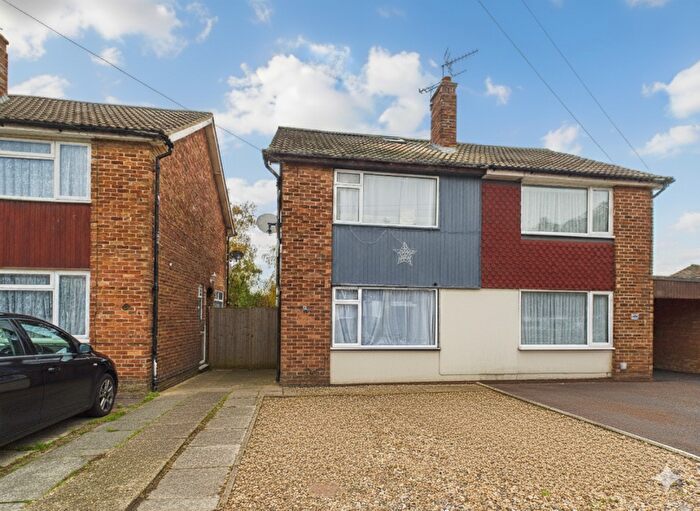 3 Bedroom Semi Detached House For Sale In Cortland Close, Sittingbourne, Kent, ME10