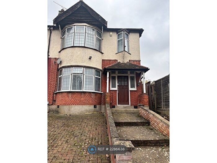 4 Bedroom End Of Terrace House To Rent In Shakespeare Avenue, London, N11