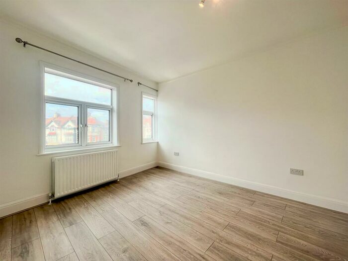 3 Bedroom Apartment To Rent In Ballards Lane, Finchley, N3