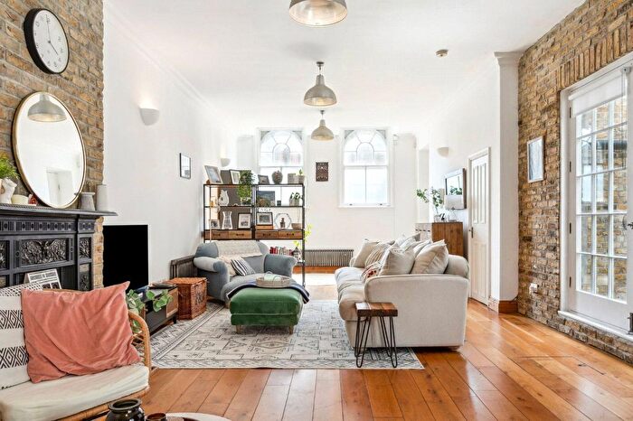 3 Bedroom Flat To Rent In Clapham Manor Street, London, SW4