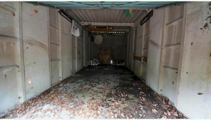 Garage / Parking To Rent In Brookside, London, N21