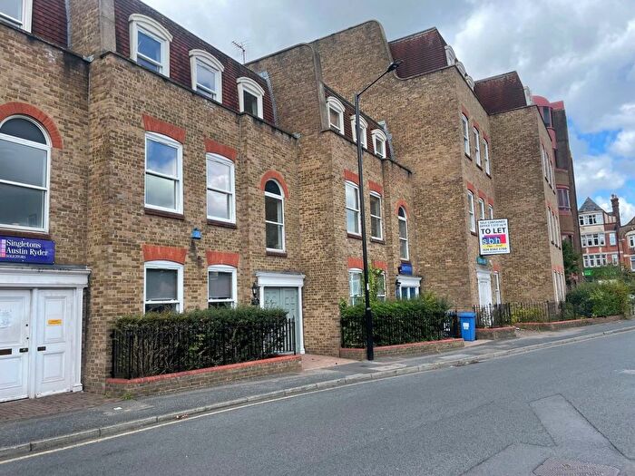 2 Bedroom Flat To Rent In Gladbeck Way, Enfield, EN2