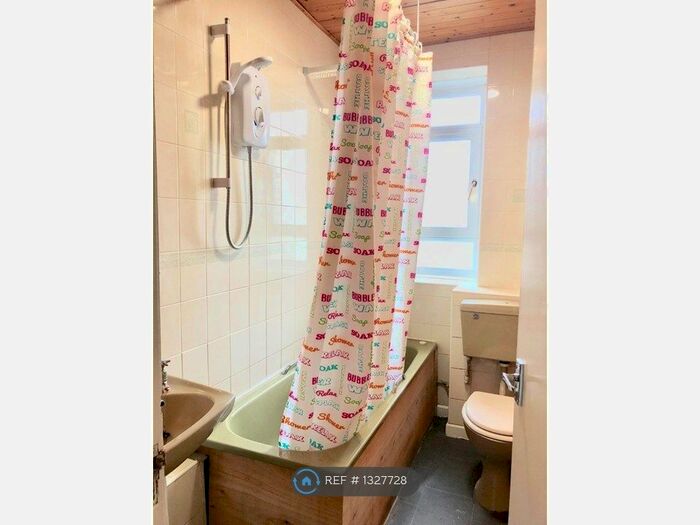 2 Bedroom Flat To Rent In West Pilton Avenue, Edinburgh EH4