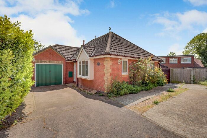 2 Bedroom Detached Bungalow For Sale In Wheatfields, Rochford, SS4