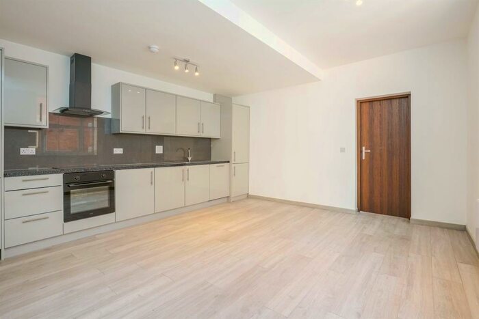 1 Bedroom Flat To Rent In Bedroom Property In Ravenscliffe Avenue, Bradford, BD10