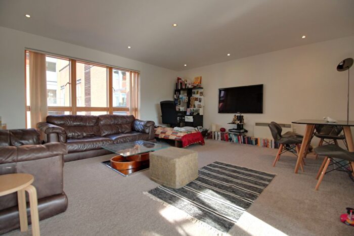 2 Bedroom Flat To Rent In Canal Wharf, Waterfront Walk, Birmingham City Centre, B1