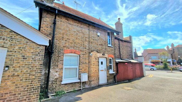 3 Bedroom Maisonette To Rent In The Square, Birchington, CT7