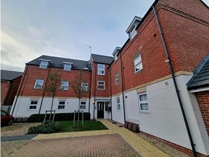 2 Bedroom Flat For Sale In Newbury, Berkshire, RG14