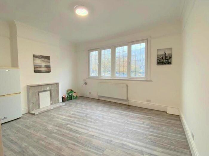 3 Bedroom Flat To Rent In The Broadway, Stanmore, Middlesex HA7