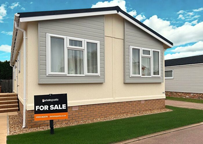 2 Bedroom Park Home For Sale In Main Road, Hockley, SS5