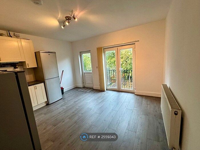 4 Bedroom Flat To Rent In Trevelyan Road, Tooting, London, SW17
