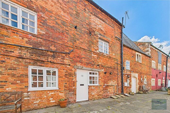 2 Bedroom Flat To Rent In Hill Street Court, Trowbridge, BA14