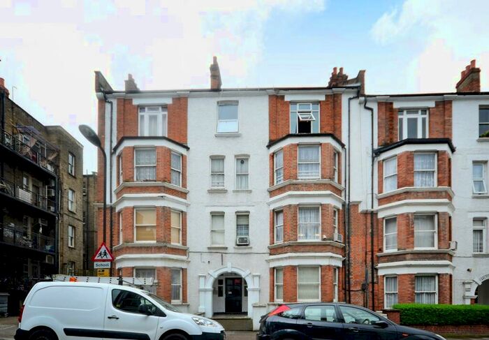 3 Bedroom Flat To Rent In Holmleigh Road, Stamford Hill, London, N16