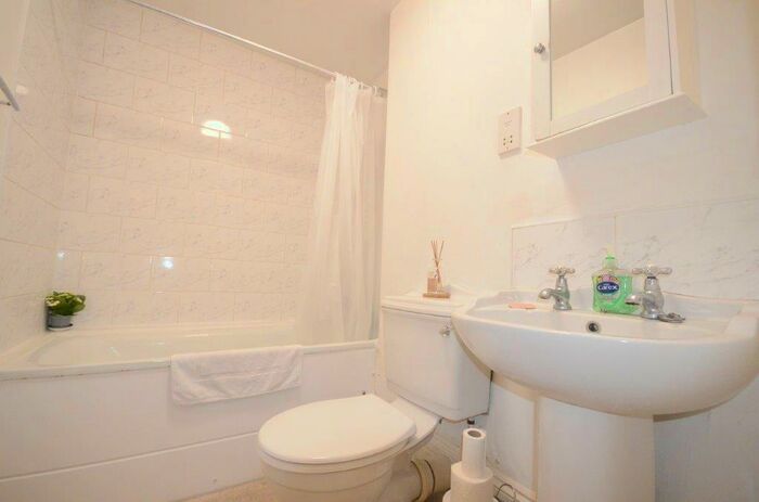 1 Bedroom Apartment To Rent In Upton Park, Slough, SL1