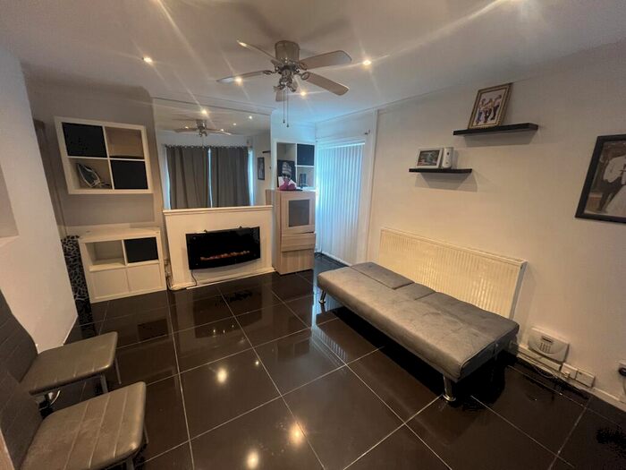 3 Bedroom House To Rent In Mersey Grove, Birmingham, B38