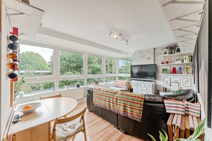 2 Bedroom Flat For Sale In Shuttleworth Road, London, SW11