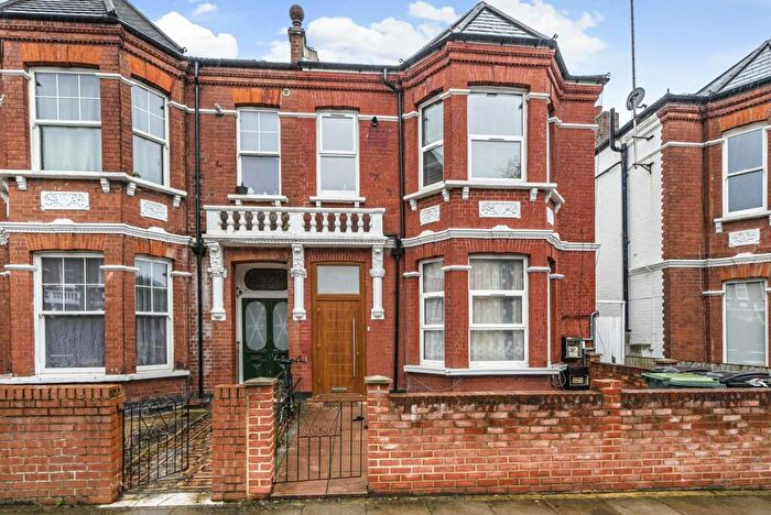 3 Bedroom Flat To Rent In Ebbsfleet Road, Cricklewood, London, NW2