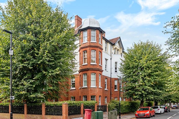 2 Bedroom Flat For Sale In Esmond Gardens, South Parade, Chiswick, London, W4