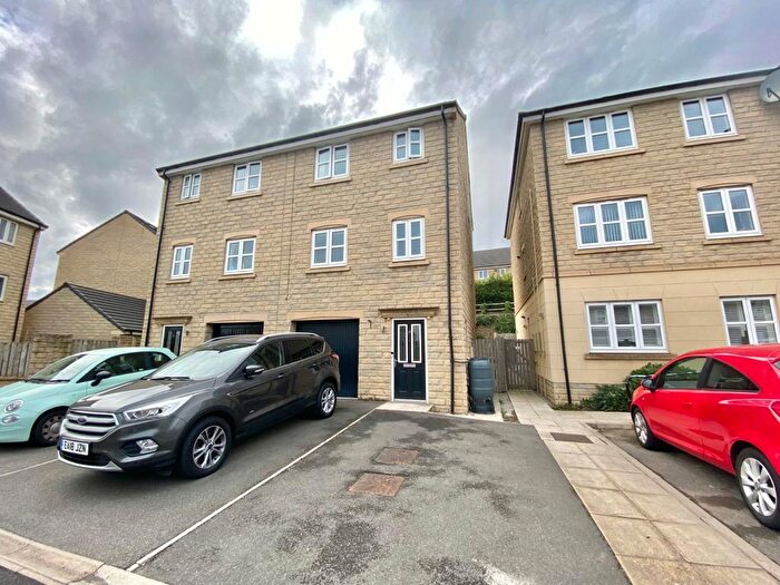 4 Bedroom Town House To Rent In Tennyson Avenue, Lindley, Huddersfield, HD3