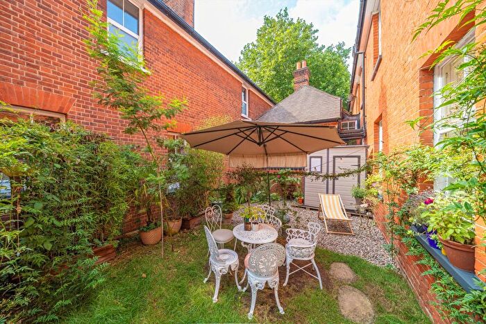 1 Bedroom Flat For Sale In Station Road, Hampton, TW12