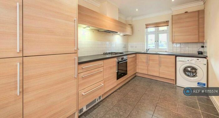 4 Bedroom Terraced House To Rent In Gabriels Square, Reading, RG6