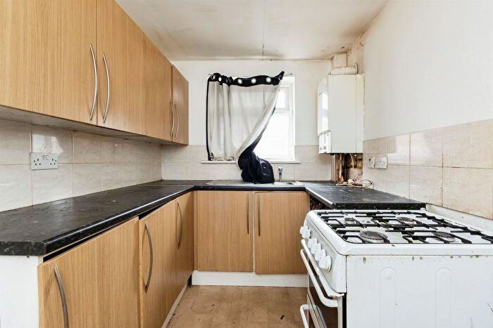 2 Bedroom End Of Terrace House For Sale In Hartley Road, Nottingham, NG7