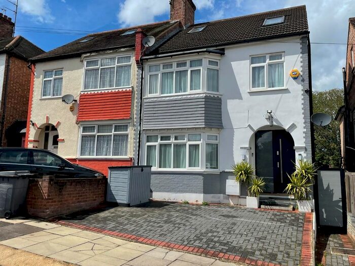 4 Bedroom Semi-Detached House To Rent In Fernwood Crescent, Whetstone, N20