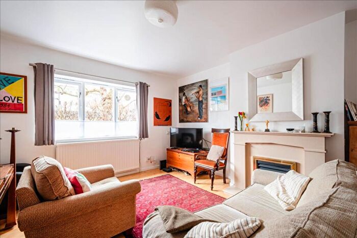2 Bedroom Apartment For Sale In Tiber Gardens, Islington, N1