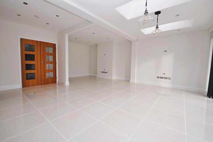 5 Bedroom Semi-Detached House To Rent In Beechcroft Avenue, New Malden, KT3