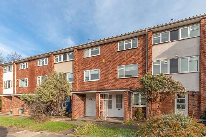 2 Bedroom Flat To Rent In Cumberland Close, St Margarets, Twickenham, TW1