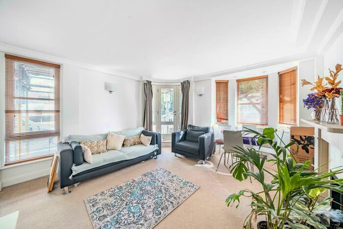 2 Bedroom Flat To Rent In Albert Bridge Road, Battersea, SW11