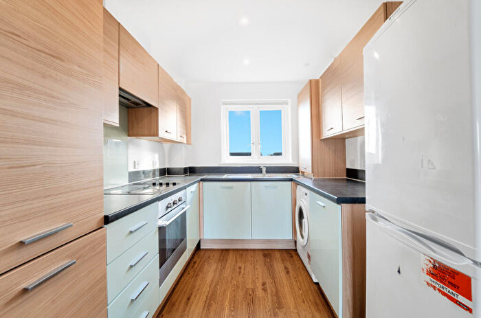 2 Bedroom Flat For Sale In Ashwood Place, Tamar Way, Slough, SL3