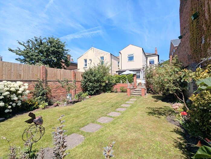 4 Bedroom Semi-Detached House To Rent In Golf Open - Manchester Road, Southport - Sleeps, PR9